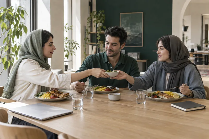 همکاران در یک استراحت کاری، دور میز یک وعدهٔ غذایی مشترک